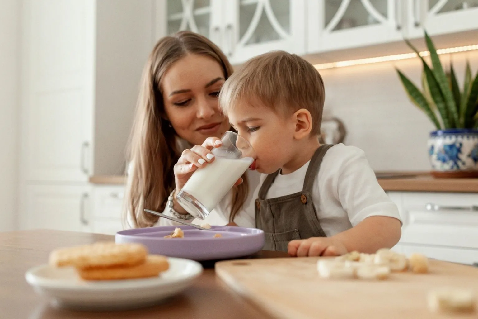 Феномен Almond Mom: почему интернет-мемы о родительстве становятся опасными ярлыками