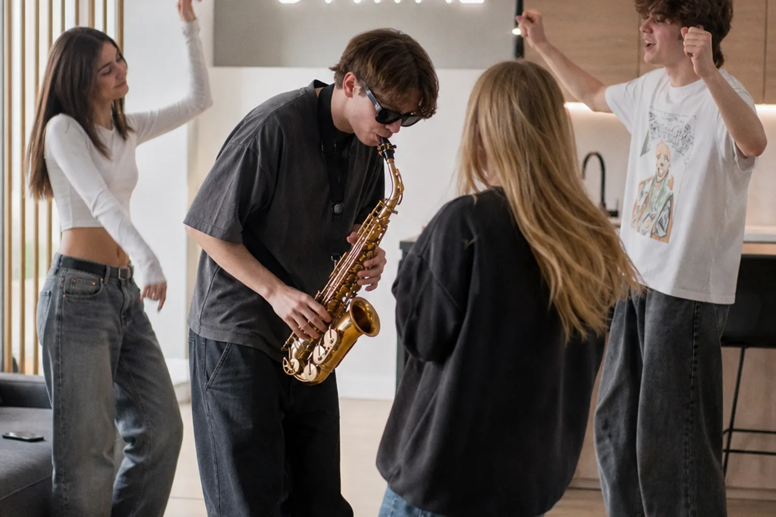 Почему мем-формат Saxophone Gets Louder захватил Reels и Shorts